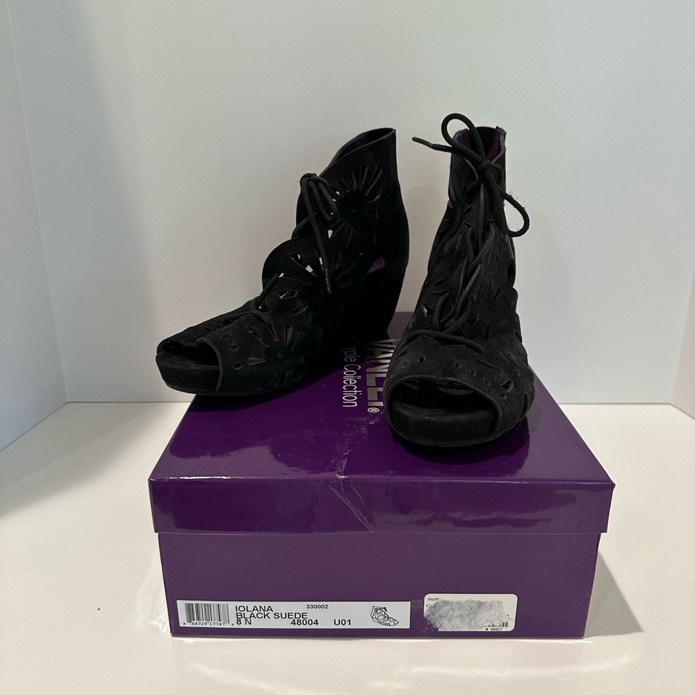 Vaneli Purple Collection Iolana in black suede Size 8N